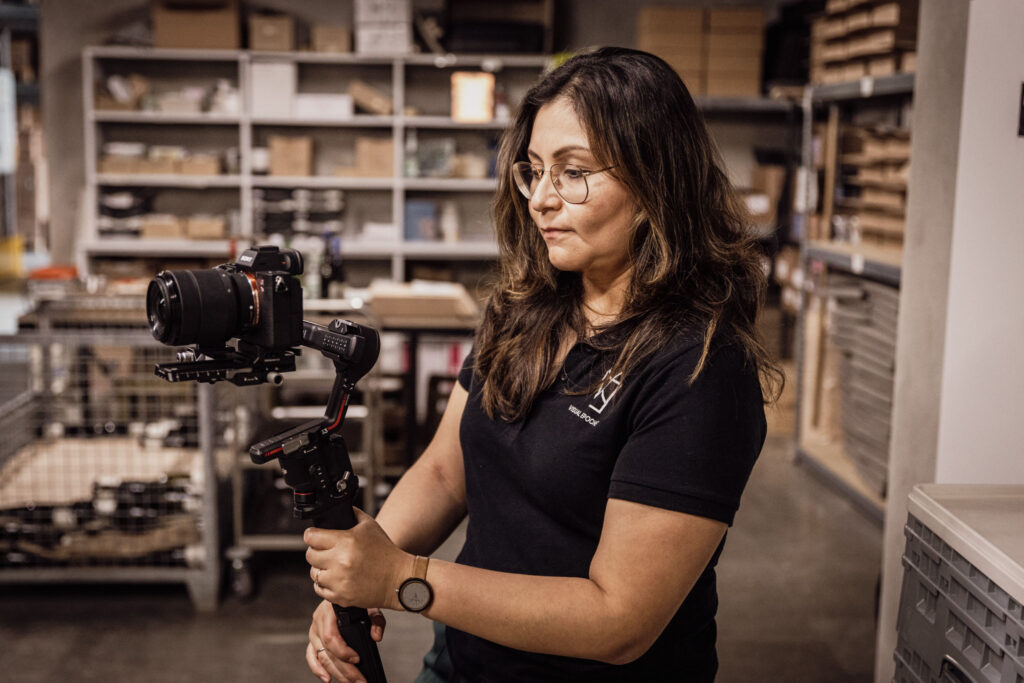 Filmproduktion Köln – Kamerafrau mit Gimbal beim Videodreh